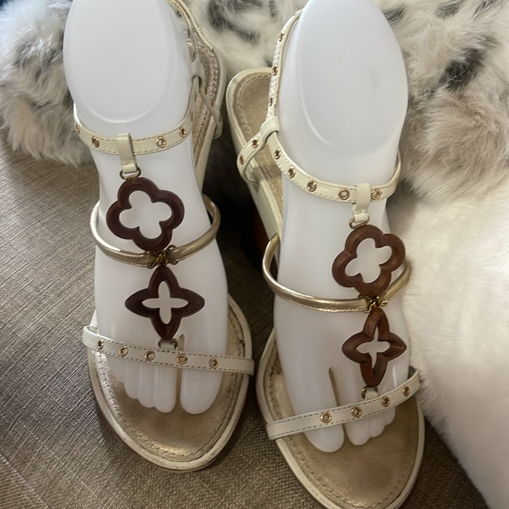 Louis Vuitton Elegant Off White/Cream/Gold/Wood monogram Strappy Sandals